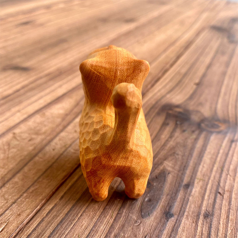 Kleine niedliche Katze aus Holz