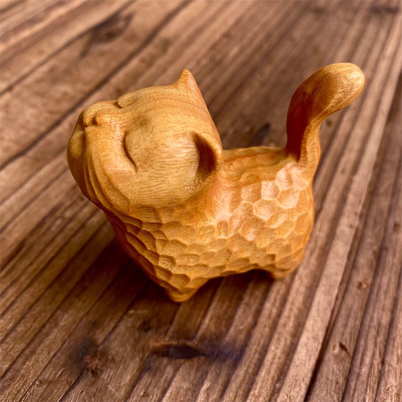 Kleine niedliche Katze aus Holz