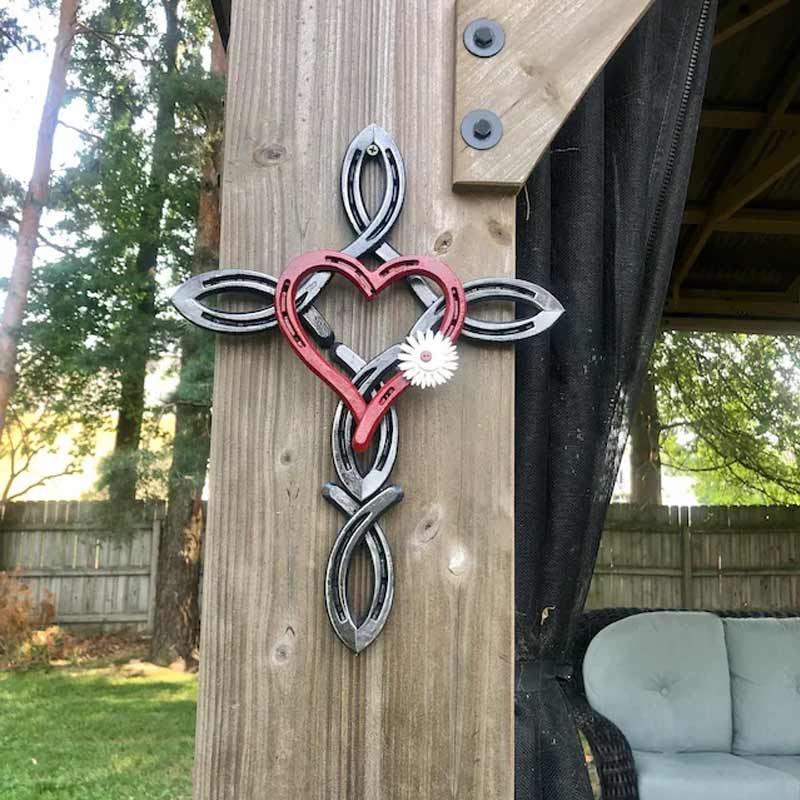 Natürliches Hufeisenkreuz mit Herz