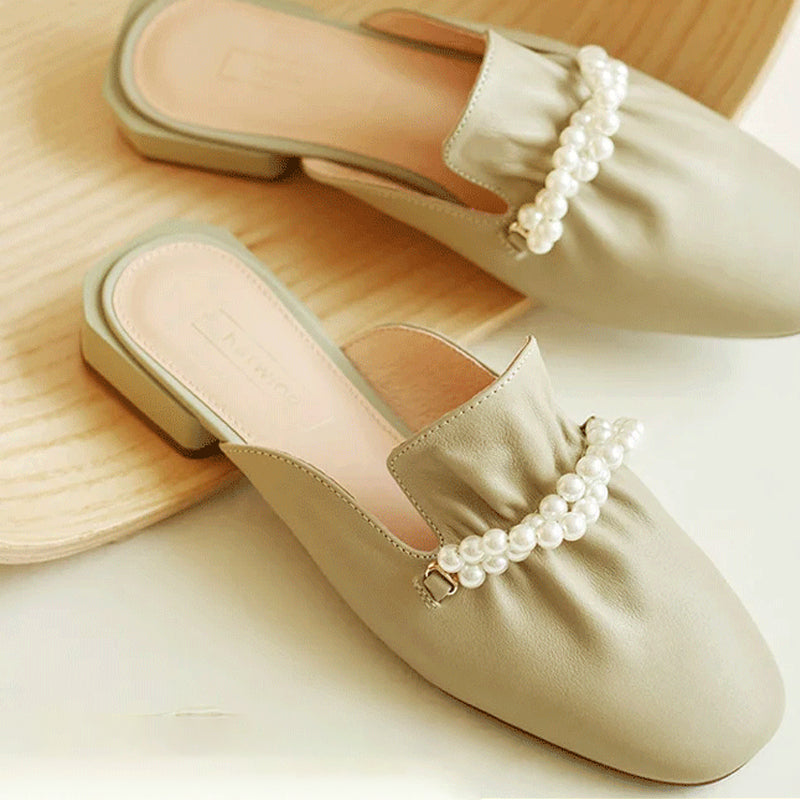 Halbe Pantoffeln mit Perlenkette